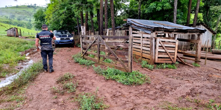 LUGAR DEL HECHO. De difícil acceso y un día después del homicidio, la policía en inmediaciones a la vivienda del colono.