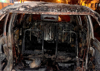 Puerto Iguazú: auto de patente paraguaya se incendió y dos personas resultaron con quemaduras