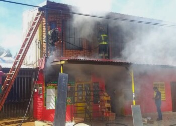 Bomberos controlaron incendio en un local comercial de Itaembé Miní