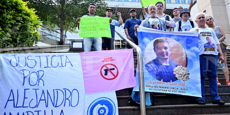 RECLAMO. Fue ayer frente al Palacio de Justicia.