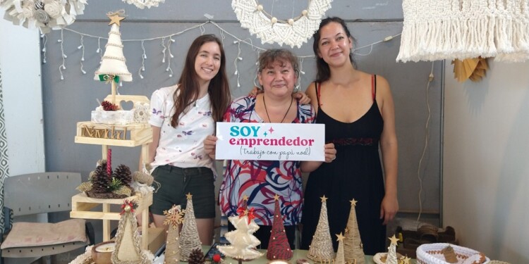 La emprendedora Graciela Acosta con sus hijas. En Instagram: @arteydeco.hortencia