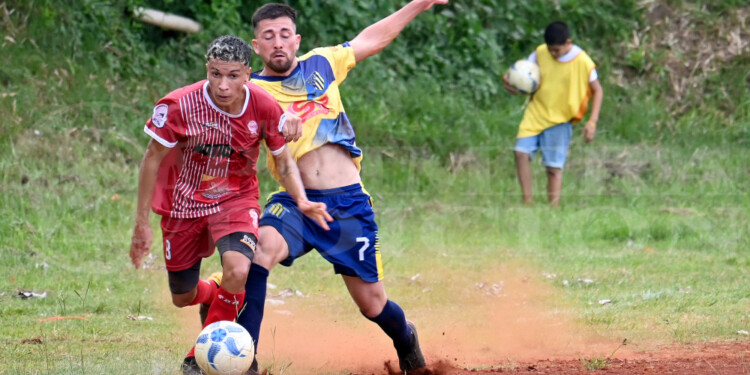 ILUSIÓN. Huracán hizo pesar la localía y derrotó a Mitre en el clásico, en los penales, para meterse en semifinales.