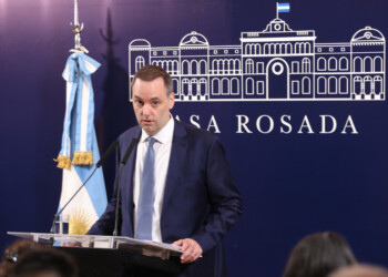 Administración pública nacional: Milei ordenó revisión de contratos y presencialidad total