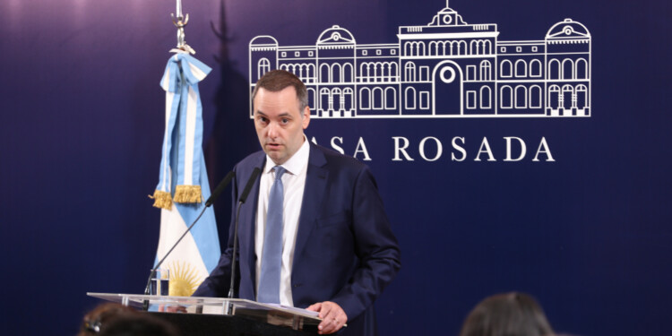 El vocero presidencial Manuel Adorni habló dos veces con la prensa este lunes.