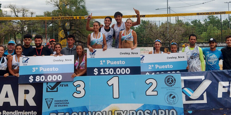 EN LO MÁS ALTO. Marcos y Santiago, con su cheque de 130 mil pesos.