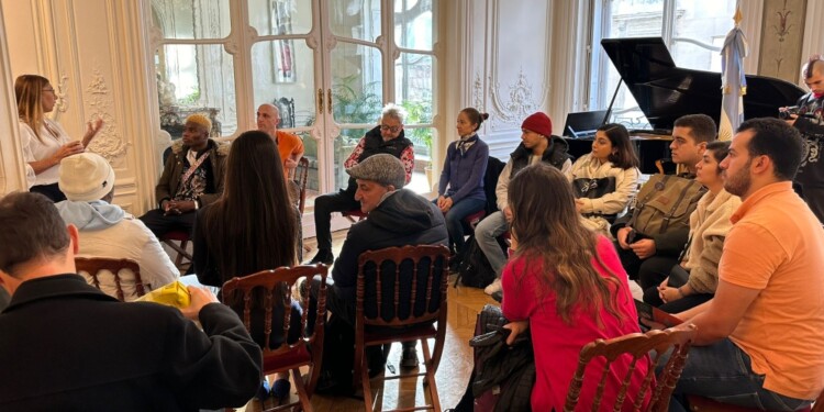 LE MATÉ. Un público muy diverso fue parte de la jornada en la que se recordó en Francia el día argentino del mate.