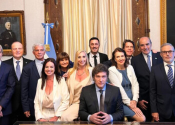 Javier Milei y la primera foto con su Gabinete