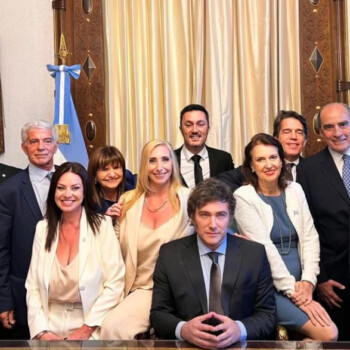 Javier Milei y la primera foto con su Gabinete