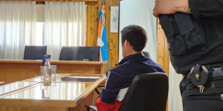 AL CALABOZO DURANTE UN LARGO TIEMPO. El imputado ayer, con custodia y mientras deliberaba el Tribunal.