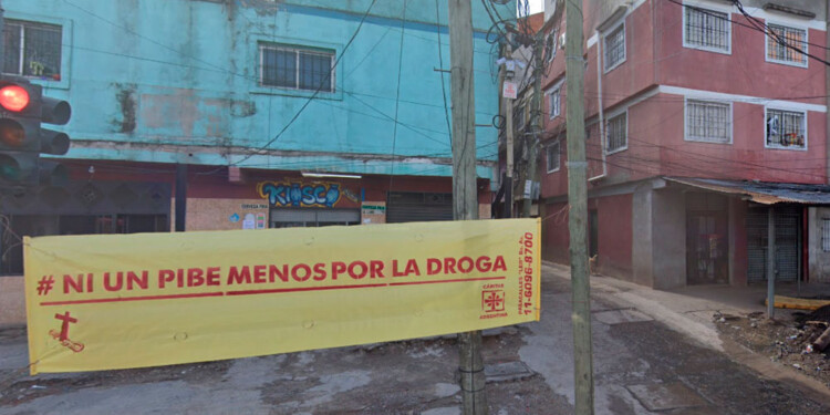 EN EL ACCESO. En el barrio donde cayó el misionero había un cartel advirtiendo sobre el flagelo de los estupefacientes.