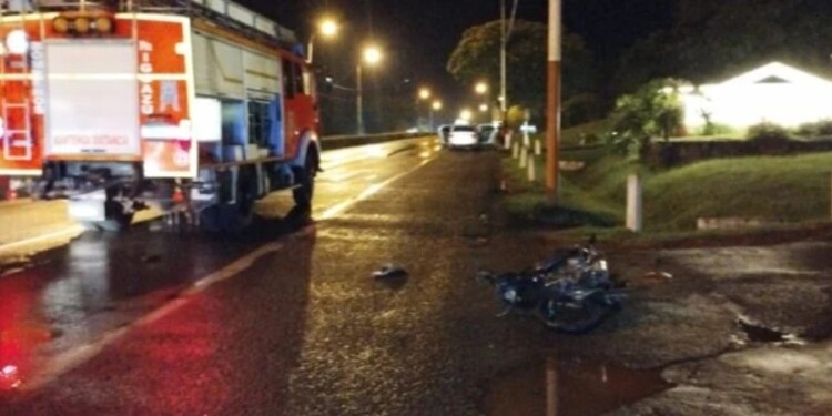 FATAL. En Iguazú, un joven de 21 años perdió la vida tras chocar contra un auto.