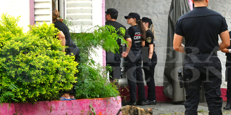 MOTEL SUMO. Integrantes de la Dirección Policía Científica secuestraron el arma blanca adentro del cuarto 8, la funda en el automóvil de la víctima.