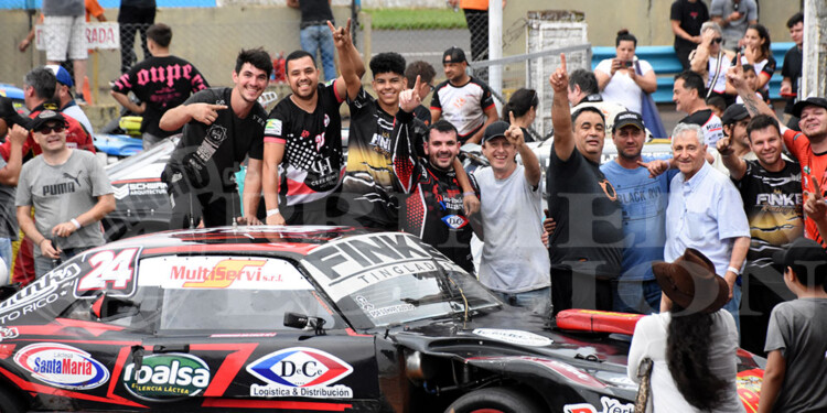 EL UNO, EN SUS MANOS. El nuevo campeón del TC4000 y el festejo junto a su equipo tras la finalísima en Oberá.