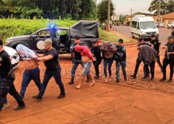 Ladrones en fuga atropellaron a tres policías: una está grave