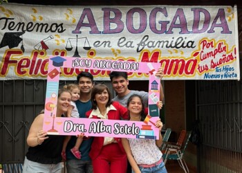 Se jubiló como maestra, comenzó abogacía y en noviembre se recibió