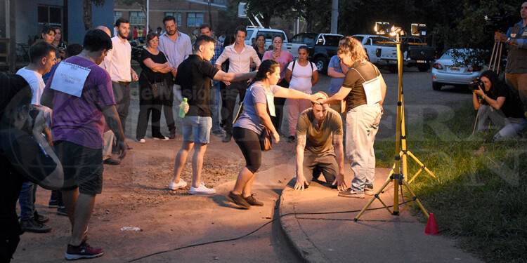 ESCENA. En la reconstrucción participaron familiares y testigos que estuvieron el día que atacaron a la víctima.