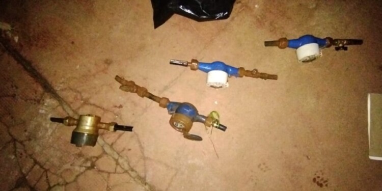 PERJUICIO. Algunos de los medidores robados fueron recuperados por la policía, que detuvo a dos personas en plena acción delictiva./Gentileza CELO