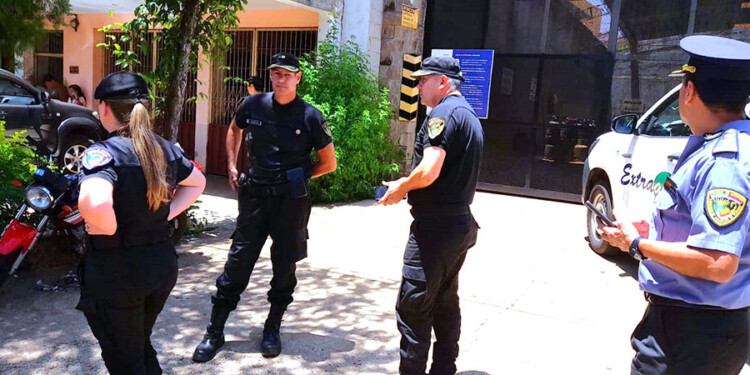 INVESTIGACIÓN. Efectivos de la comisaría Tercera frente al local pocos minutos después del golpe armado.