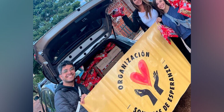 EN LOS BARRIOS. Con varios voluntarios, llevan años colaborando con quienes más lo necesitan en distintos barrios de la ciudad capitalina.