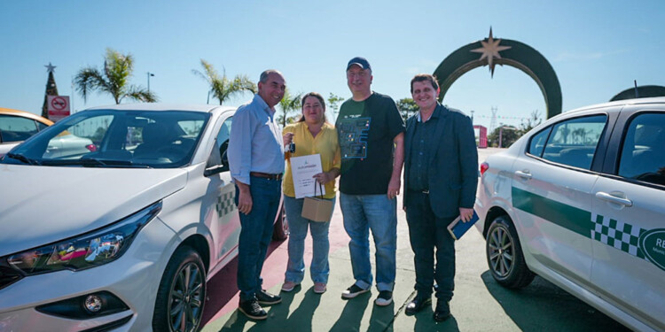 ENTREGA DE TAXIS. El gobernador Hugo Passalacqua encabezó ayer el acto y Safrán hizo anuncios de economía.