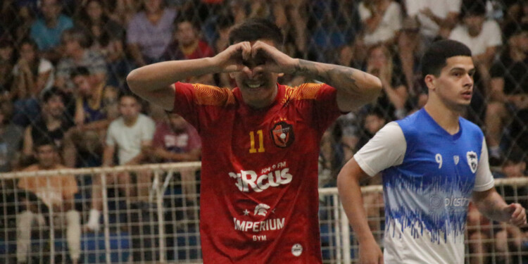 MIRADA FIJA. Félix Guerrero marcó el primer tanto de Telecentro y lo festeja a la cámara, de forma muy particular. (Gentileza Solo futsal).