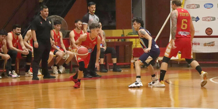 CONDUCTOR. Gonzalo Santa Cruz es uno de los que maneja los hilos en el conjunto que dirige Agustín Ponissi.