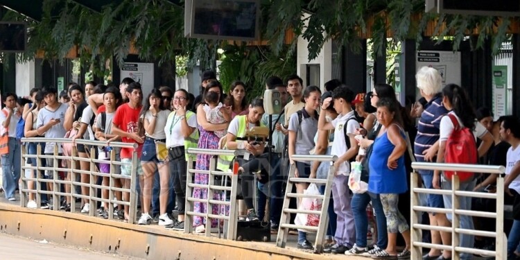 PARADAS LLENAS. En jornadas marcadas por el intenso calor, los usuarios tienen que lidiar con la reducción de frecuencias del Grupo Z.