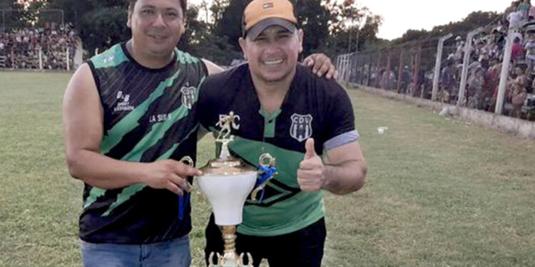 NO VA MÁS. Mariano Portillo y Elías Caballero, tras la última vuelta olímpica.