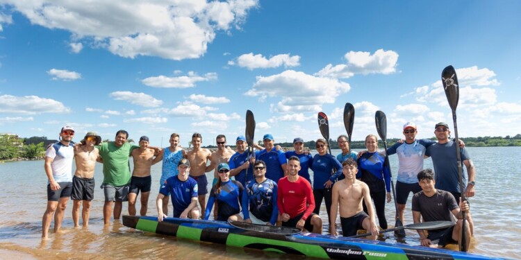 AL AGUA. Elola (arriba, en el centro, pala en mano), junto a varios de los futuros formadores del canotaje misionero.