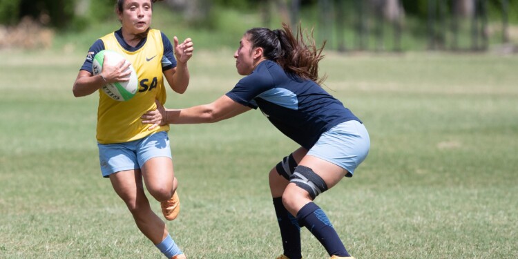 SÍMBOLO. María Paula “Pula” Pedrozo (con la pelota) es la capitana del equipo que jugará en los Emiratos Árabes.