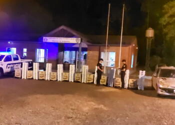 Huyó de un control policial y abandonó a su pareja con 5 mil cigarrillos de contrabando