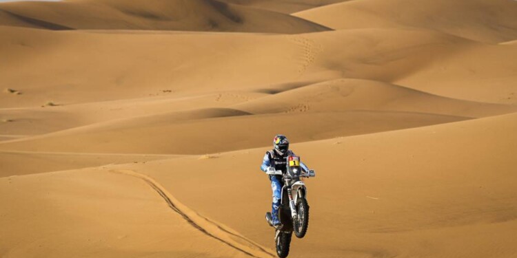 LEVANTANDO ARENA. Luciano Benavides realizó una buena carrera en la segunda etapa, y se clasificó segundo. (Foto Prensa Dakar)