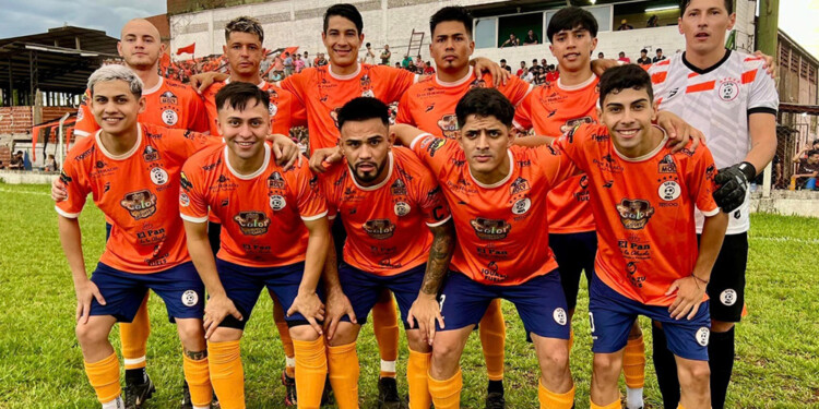 CORTÓ LA SEQUÍA. El Naranja no festejaba en casa desde hace cuatro años.