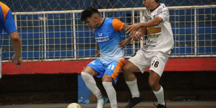 HAGAN JUEGO. La pelota no para en el rectángulo de juego de la Cabred.