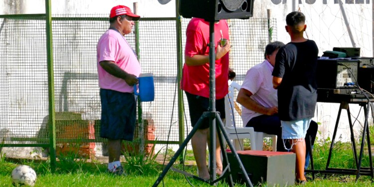 EN TODOS LOS DETALLES. Héctor Torres (60), con la jarra de tereré y coordinando el encuentro futbolero en el Brown el viernes pasado.