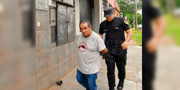 ENTRADA AL JUZGADO. Héctor Torres ayer a las 17 antes de ingresar al edificio de la calle Pedro Méndez y avenida Uruguay.
