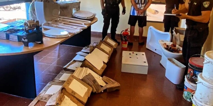 VARIEDAD. Cajas de cerámica, grifería, bombas de agua, caja eléctrica y pinturas, entre otros objetos hallados.