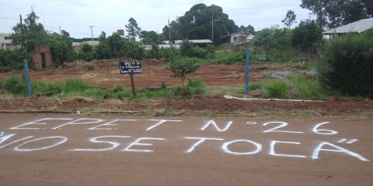 RECLAMO. La comunidad educativa de la EPET 26 reclama la totalidad del espacio que les habían cedido.