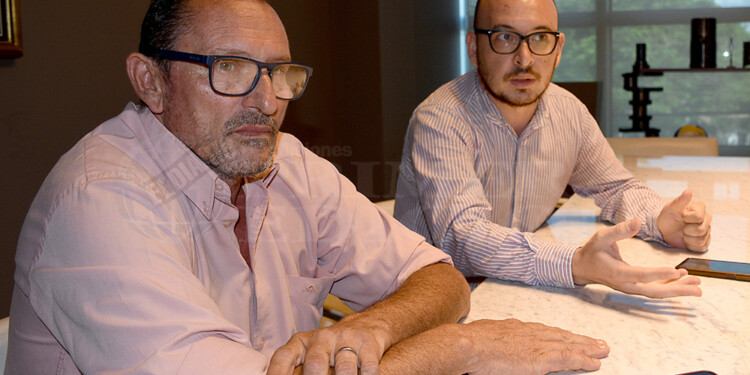 MÁS DUDAS QUE CERTEZAS. Fabián Distéfano (izquierda) acompañado por su abogado, Humberto Gales, quien representa a la familia de la víctima.