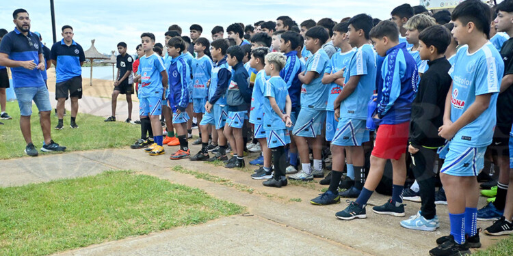 BIENVENIDA. Ezequiel fue el encargado de dar el recibimiento a los jóvenes jugadores, quienes ya entrenaron.