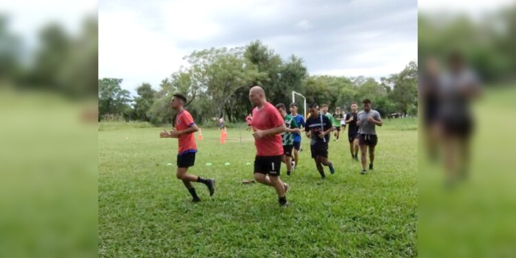 MOVIMIENTOS. El plantel entrena a diario en el pueblo, a la espera del debut.