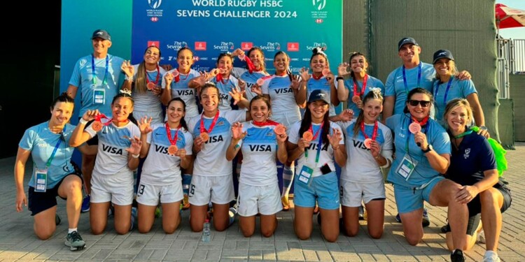 EN EL PODIO. Paula Pedrozo (quinta, desde la izquierda, abajo) celebra con Las Yaguaretés la medalla de bronce. (Foto: Prensa UAR)