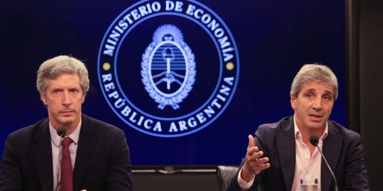 zzzznacp2NOTICIAS ARGENTINAS BAIRES, ENERO 10: El ministro de Economía, Luis Caputo, y el presidente del Banco Central, Santiago Bausili, durante el anuncio del acuerdo con el FMI. Foto NA: MARIANO SÁNCHEZzzzz