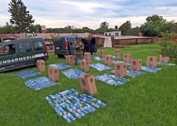 Cigarrillos truchos en dos vehículos robados