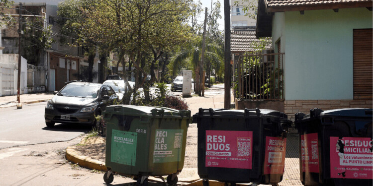 CONTENEDORES. Disposición de contenedores de residuos domiciliarios en distintos puntos del centro y en los barrios.