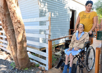 Por fin, a sus 100 años, doña Chela tiene una casita con baño instalado