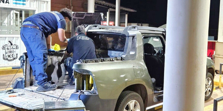 PATENTE ARGENTINA. Agentes de la Aduana desmantelan la camioneta para sacar los ladrillos de cocaína. El conductor, que se mostró muy nervioso, registra domicilio en la provincia de Corrientes.