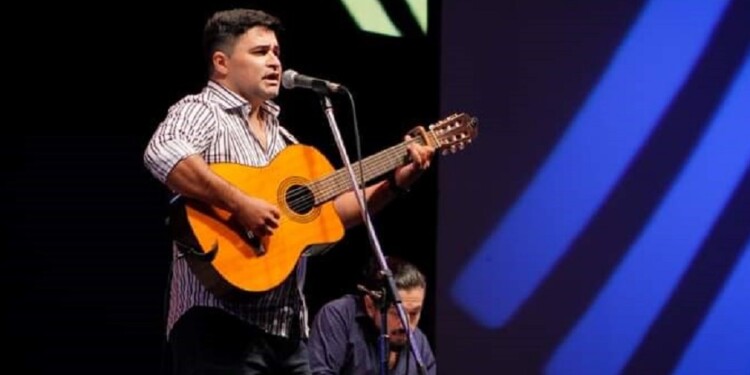 GRAN ACTUACIÓN. El cantor obereño Ezequiel Garrido fue finalista en el circuito de Espectáculos Callejeros, en el Festival Nacional de Cosquín.