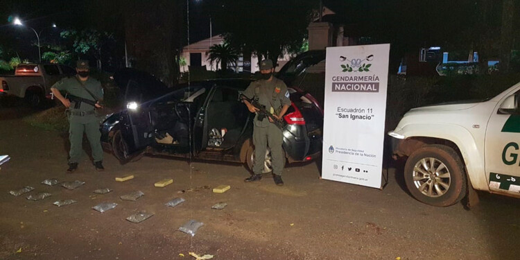 “ABANDÓNICO”. El conductor del C4 siguió huyendo de a pie y dejó a su pareja y al cargamento en el lugar.