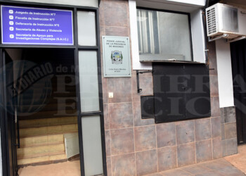 Comisario acusado de golpear a su pareja no declaró y seguirá detenido